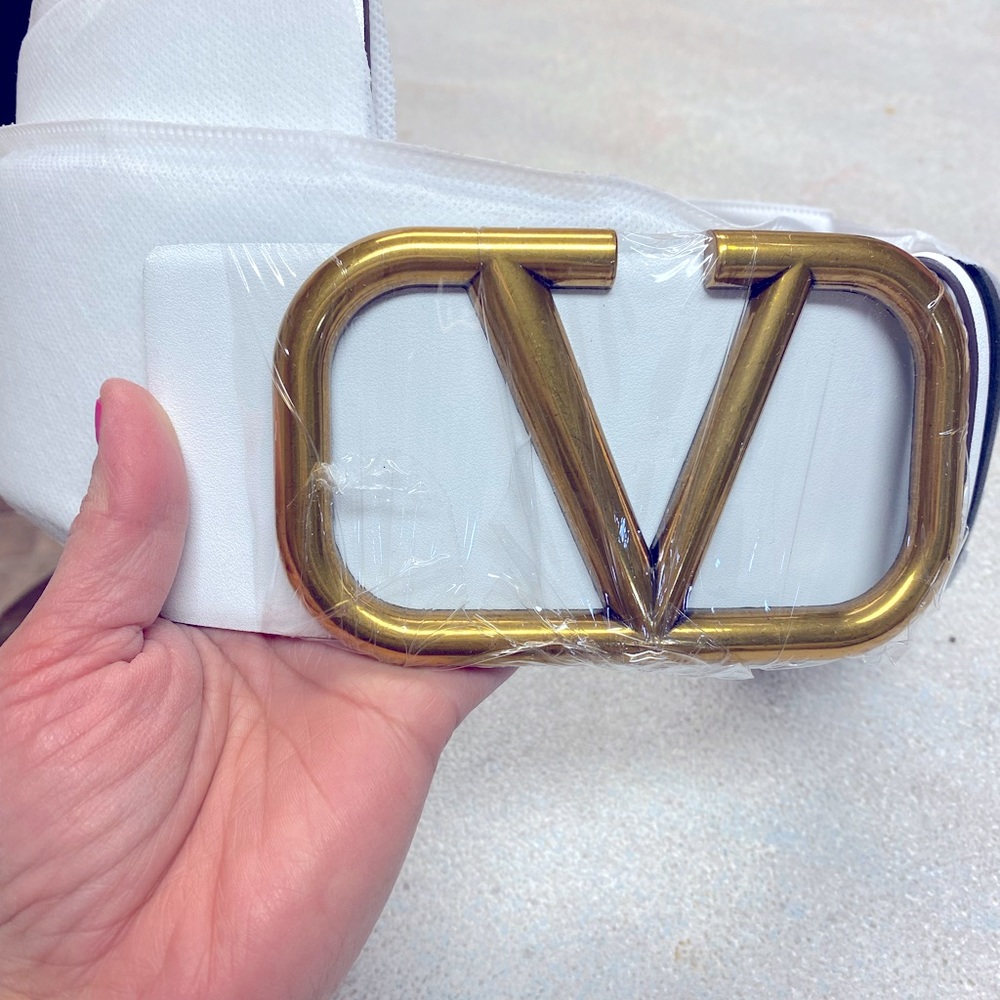 NWOT VLOGO white wide belt reversible